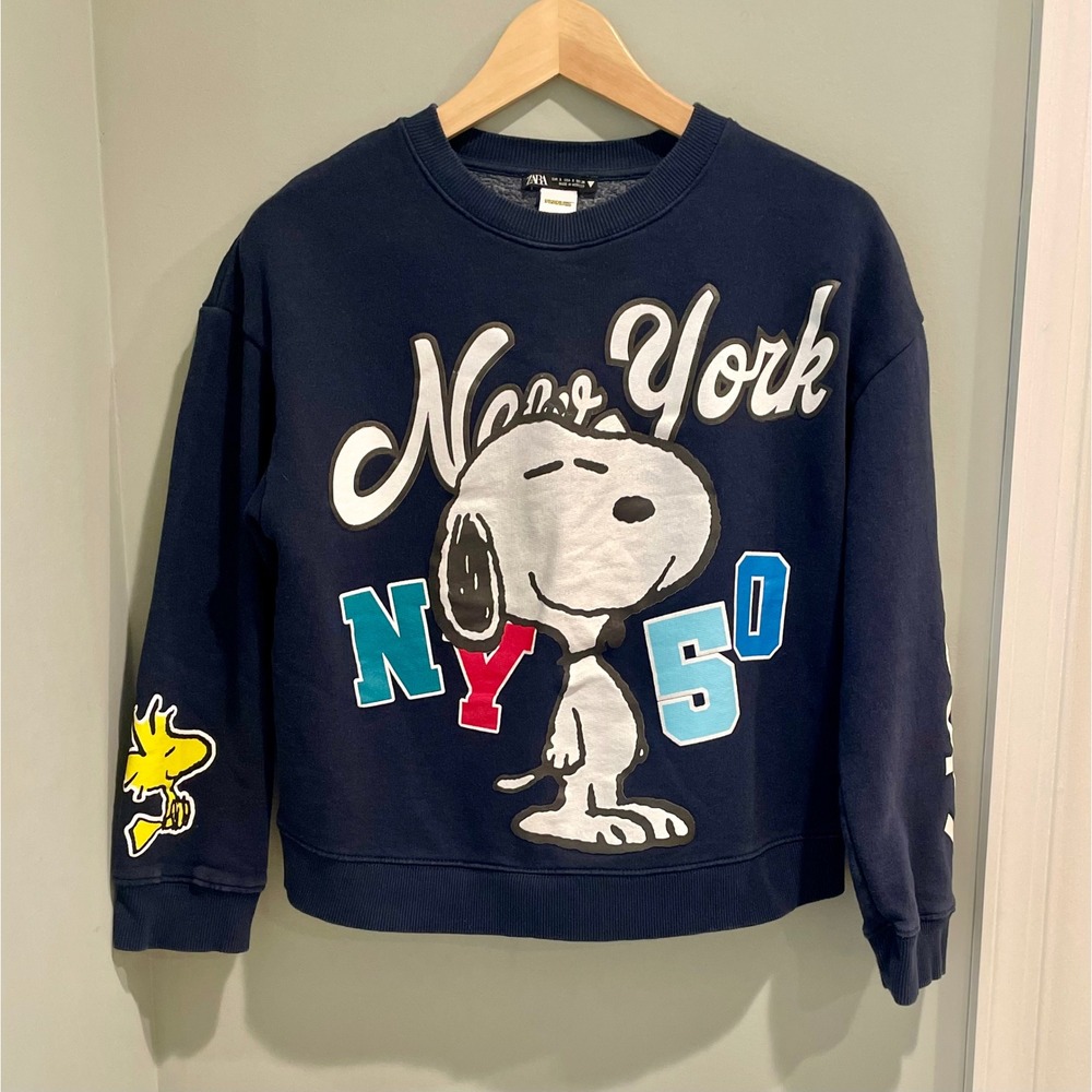 Zara SNOOPY™‎ PEANUTS
Sweatshirt in Navy Blue Size Small